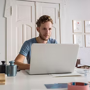 Mann arbeitet am Computer